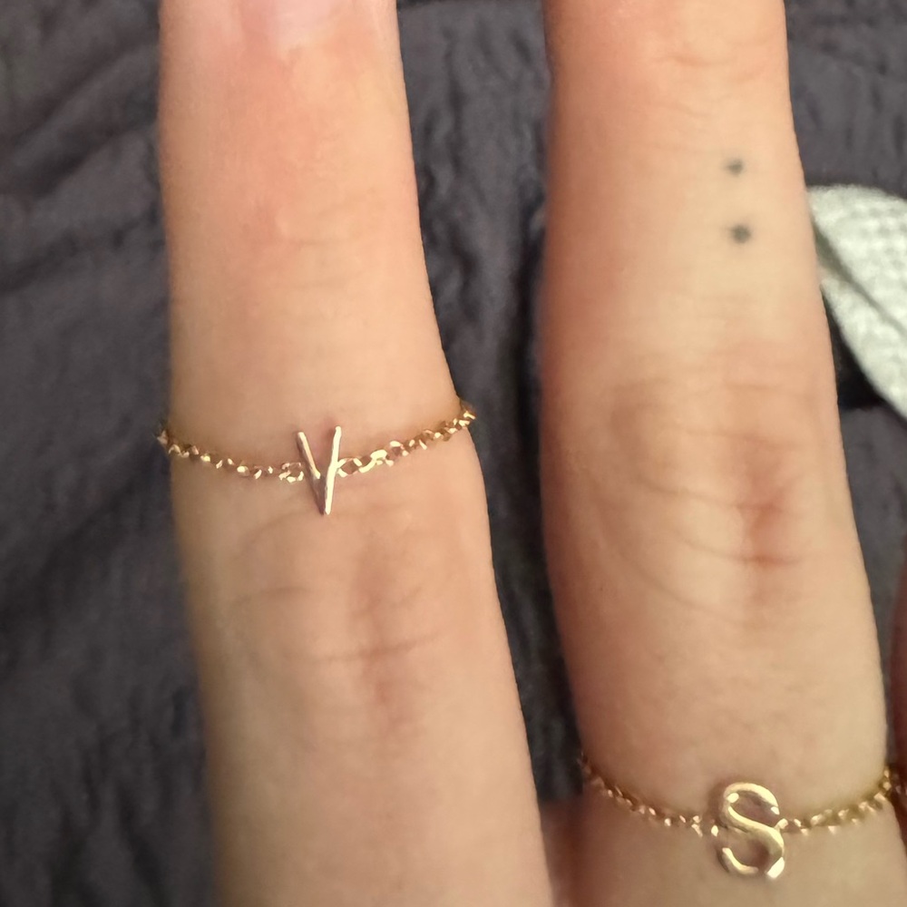 Kelly Bello Initial Chain Ring - image 1